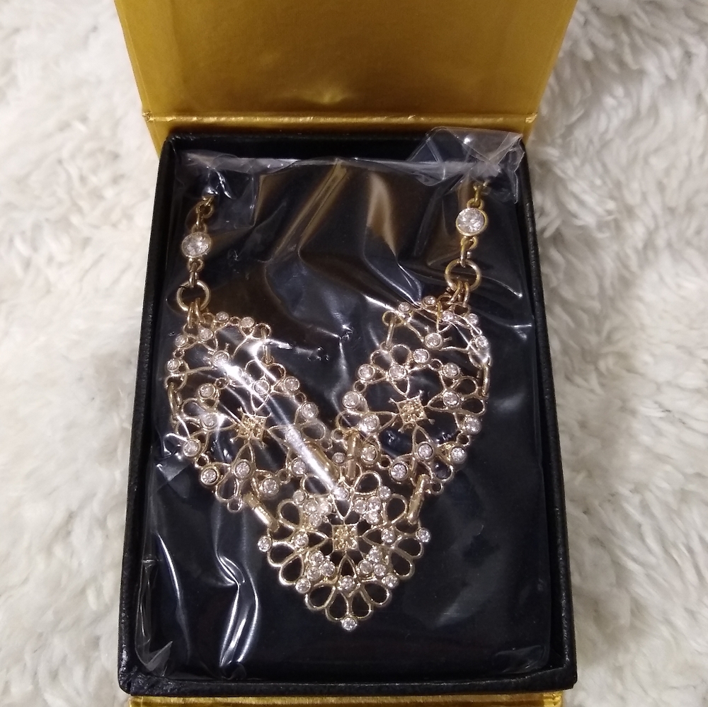 Avon Signature Collection Square Necklace